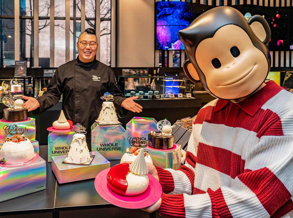 ▲20일 서울 강남구 청담동에 있는 ‘유니버스 바이 제이릴라’에서 제이릴라와 월드 초콜렛 마스터 김동석 셰프가 크리스마스를 맞아 협업을 통해 개발한 케이크를 소개하고 있다.  (사진제공=신세계푸드)