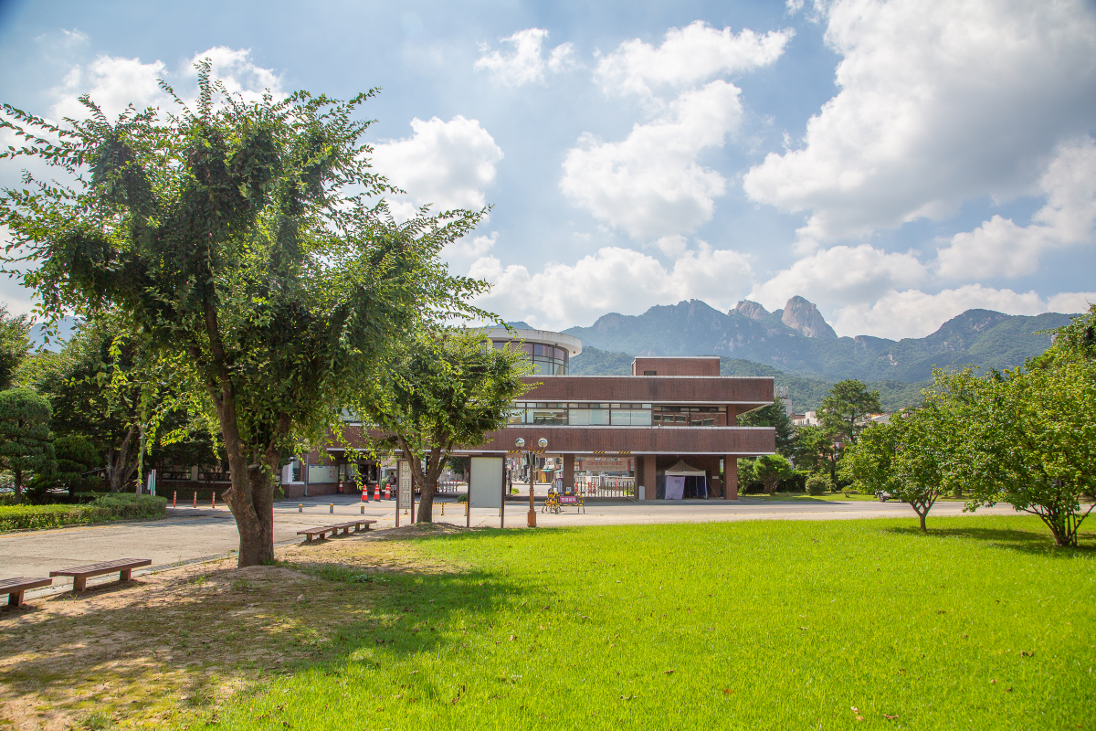 ▲덕성여대 학교정문 (덕성여대 제공)