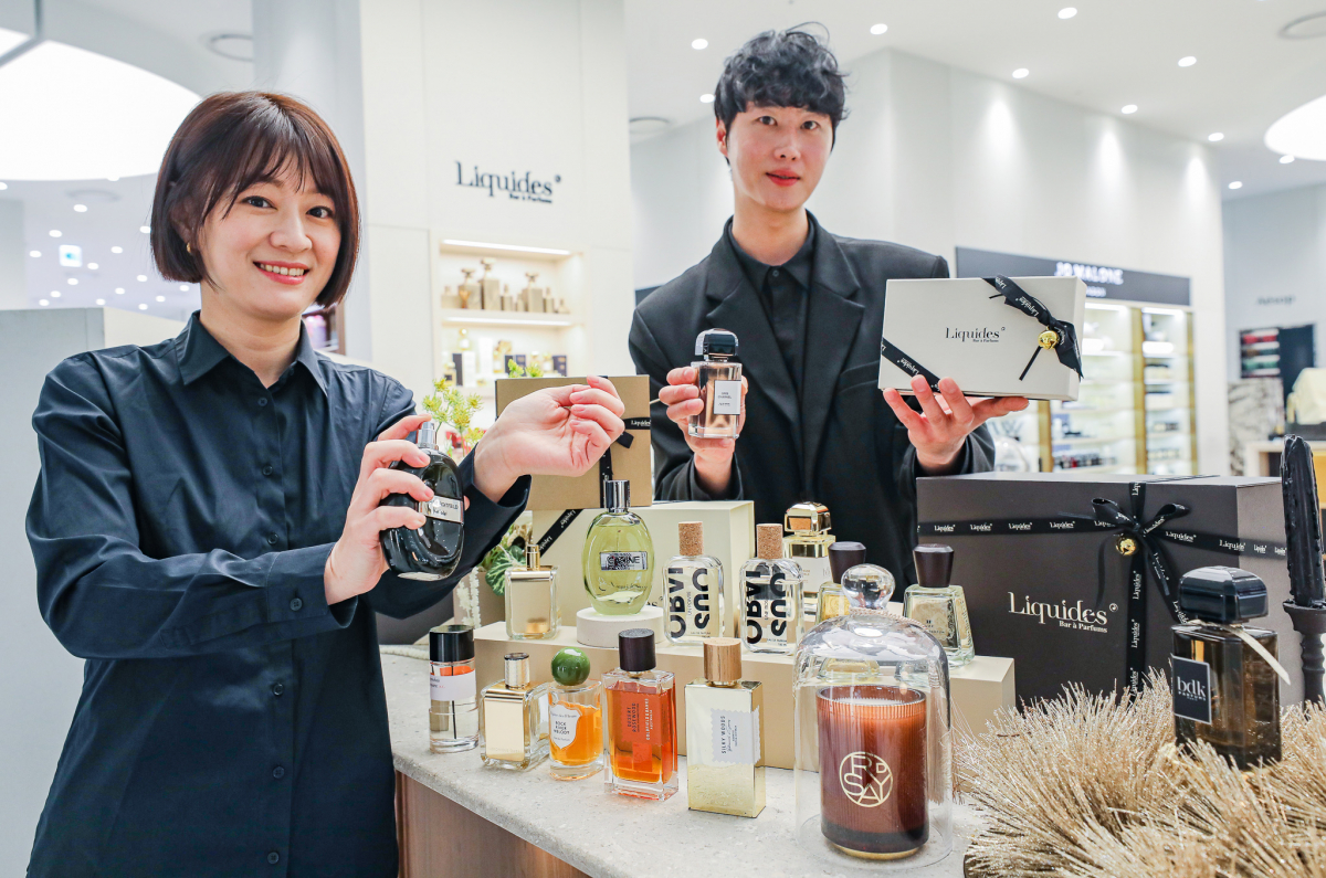 ▲20일 현대백화점 서울 영등포구 더현대 서울 1층 프랑스 니치 향수 편집숍 '리퀴드 퍼퓸바' 매장에서 모델들이 니치 향수를 소개하고 있다. (사진제공=한섬)