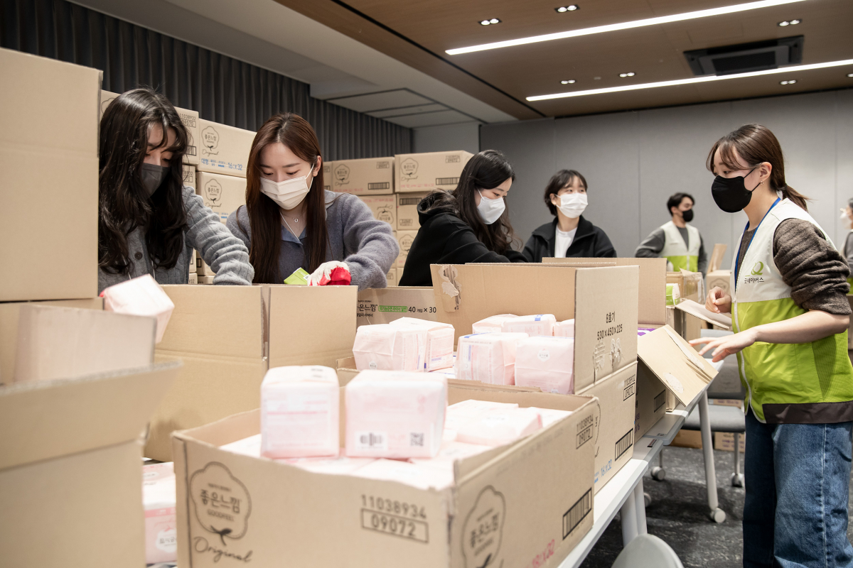 ▲지난 9일 여의도 본사에서 진행된 ‘국내 여아를 위한 여성용품 키트 포장 봉사활동’에서 수평선회 직원들이 여성용품을 포장하고 있다.