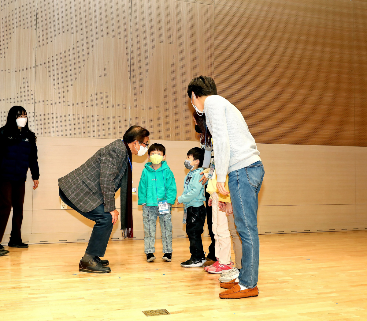 ▲강구영 KAI 사장이 카둥이데이에 참석한 대표가족과 인사를 나누고 있다. (사진제공=한국항공우주산업)