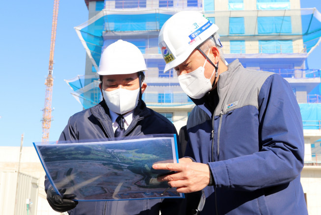 ▲원희룡(왼쪽) 국토교통부 장관이 20일 세종시 산울동 아파트 건설공사 현장을 방문해 공사 관계자로부터 공사 현황을 듣고 있다 (사진=연합뉴스)