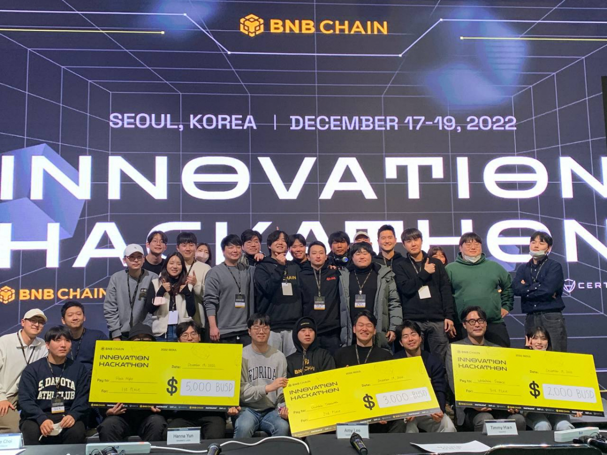 ▲BNB체인은 17일부터 19일까지 사흘간 진행된 'BNB체인 오프라인 해커톤'을 성료했다고 20일 밝혔다. 해커톤 현장에서 우승팀이 단체 사진을 촬영한 모습. (사진제공=BNB체인)