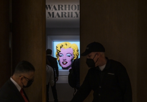 ▲미국 뉴욕 크리스티 경매장에 앤디 워홀의 마릴린 먼로 초상화가 걸려 있다. 뉴욕(미국)/EPA연합뉴스
