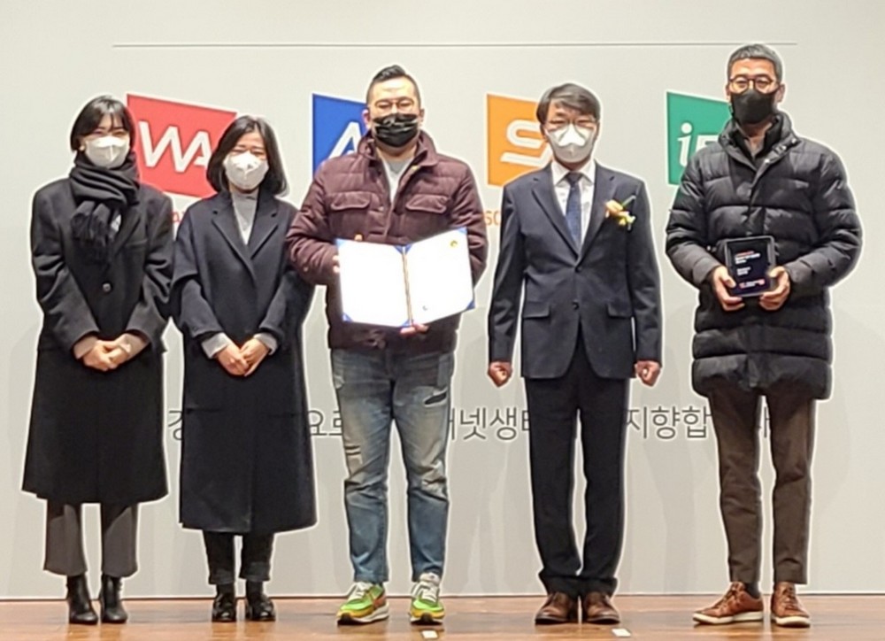 ▲신호상 이마트24 마케팅담당 상무(가운데)와 이마트24 임직원이 ‘스마트앱어워드 2022’ 대상을 받고 기념사진을 촬영하고 있다. (사진제공=이마트24)