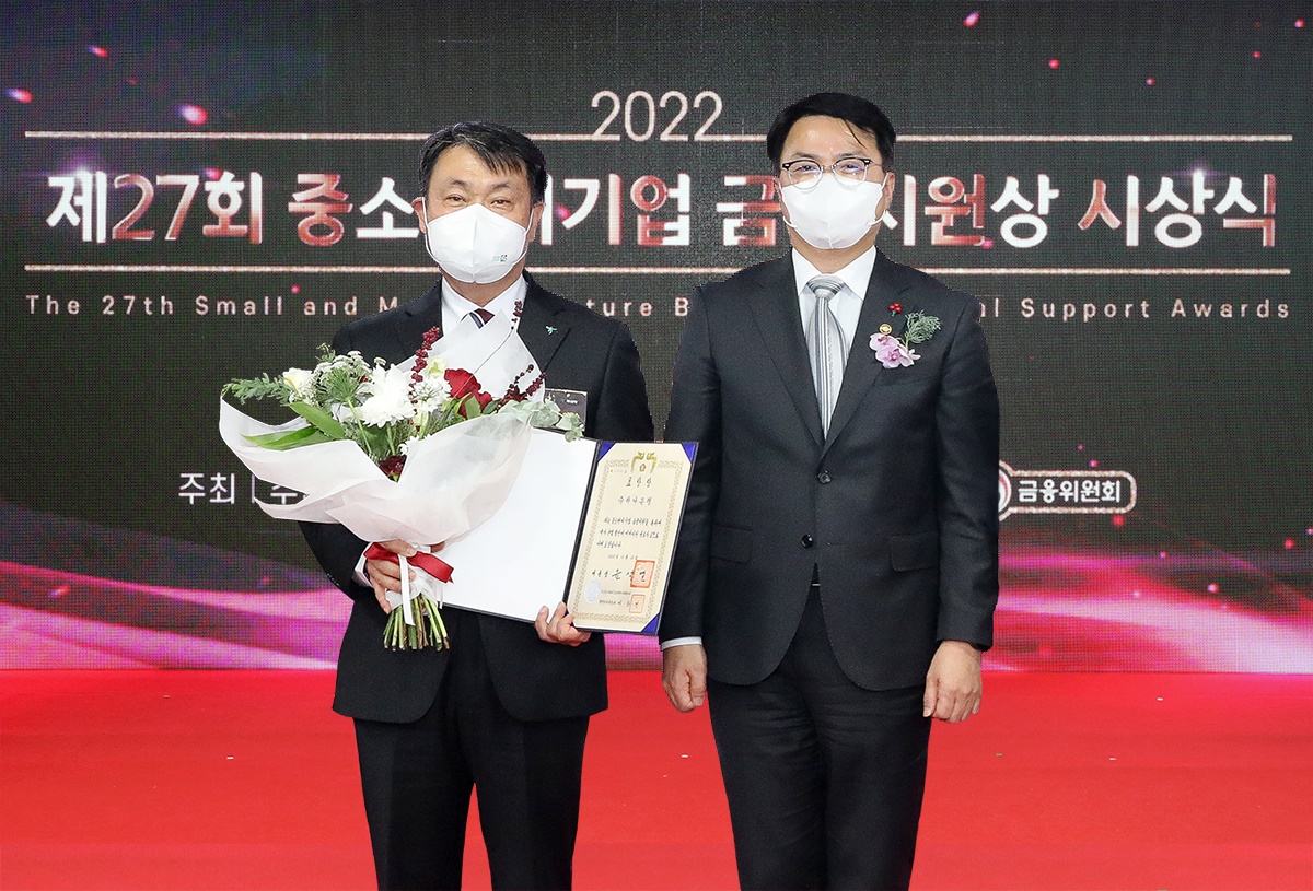 ▲성영수 하나은행 CIB그룹 부행장(왼쪽)이 20일 중소벤처기업부가 주최하는 '제27회 중소벤처기업 금융지원상 시상식'에서 단체부문 '대통령 표창'을 수상한 뒤 조주현 중소벤처기업부 차관과 기념촬영을 하고 있다. (사진제공=하나은행)