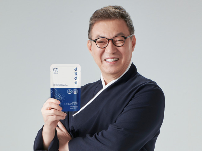 ▲자생바이오 전속 모델 배우 김갑수가 ‘자생보 관절선생’을 들고 있다. (사진제공=자생바이오)