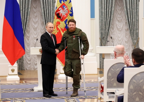 ▲블라디미르 푸틴 러시아 대통령이 20일(현지시간) 메달을 수여하고 있다. 모스크바(러시아)/EPA연합뉴스
