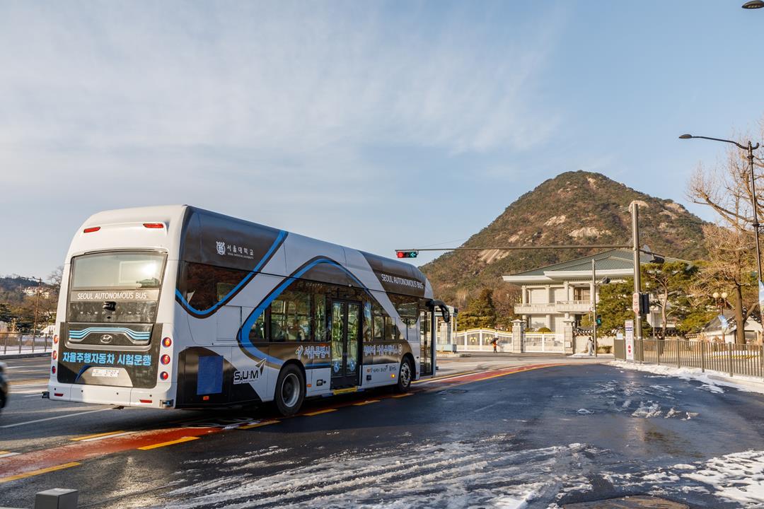 ▲전국 최초로 시내버스와 동일한 규격의 대형 전기 ‘자율주행버스’ 2대가 이달 22일부터 청와대 주변에서 본격적으로 정기 운행을 시작한다. (자료제공=서울시)