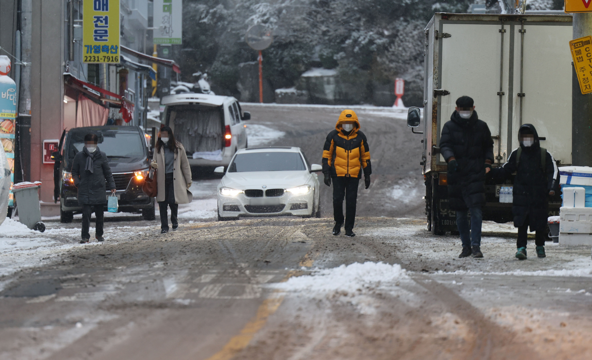 ▲서울을 비롯한 수도권 대부분 지역에 대설주의보가 발효된 21일 오전 서울 중구 약수동의 한 이면도로에서 시민들이 조심히 걷고 있다. (연합뉴스)