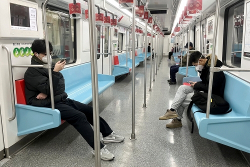 ▲중국 사람들이 마스크를 낀 채 20일 지하철에 앉아 있다. 상하이(중국)/로이터연합뉴스
