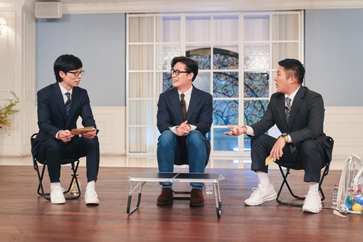 ▲오승훈 아나운서(가운데)(사진제공=tvN)