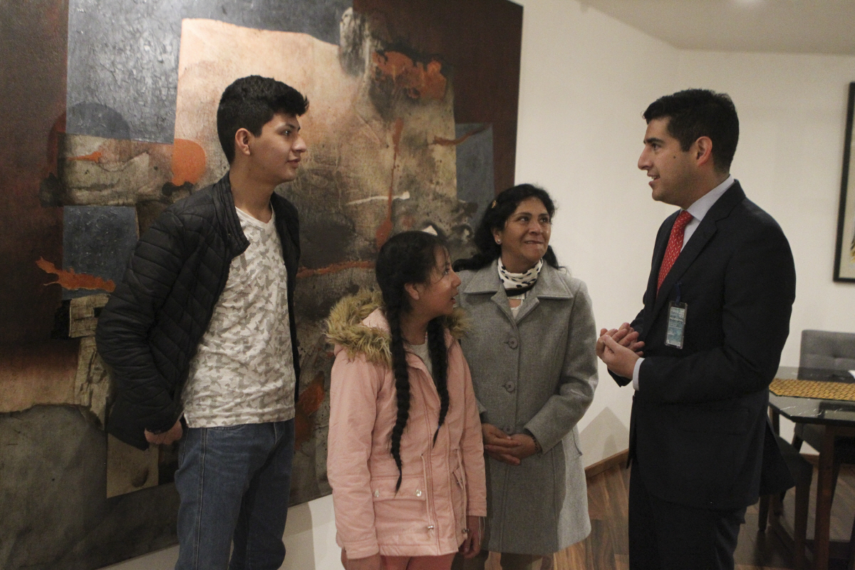 ▲릴리아 파레데스(가운데) 전 페루 영부인을 비롯한 페드로 카스티요 전 페루 대통령 가족이 21일(현지시간) 멕시코시티에 도착해 멕시코 외교부 직원과 대화하고 있다. 멕시코시티/AP연합뉴스