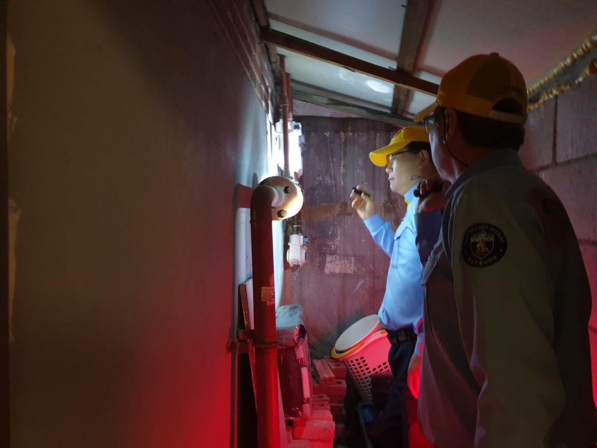 ▲다가구주택 가스누출을 발견한 안심마을보안관 (사진제공=서울시)