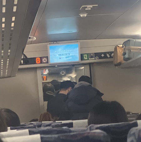 ▲열차 점검으로 인해 환승한 승객들이 입석으로 이동하고 있다. (사진제공=제보)