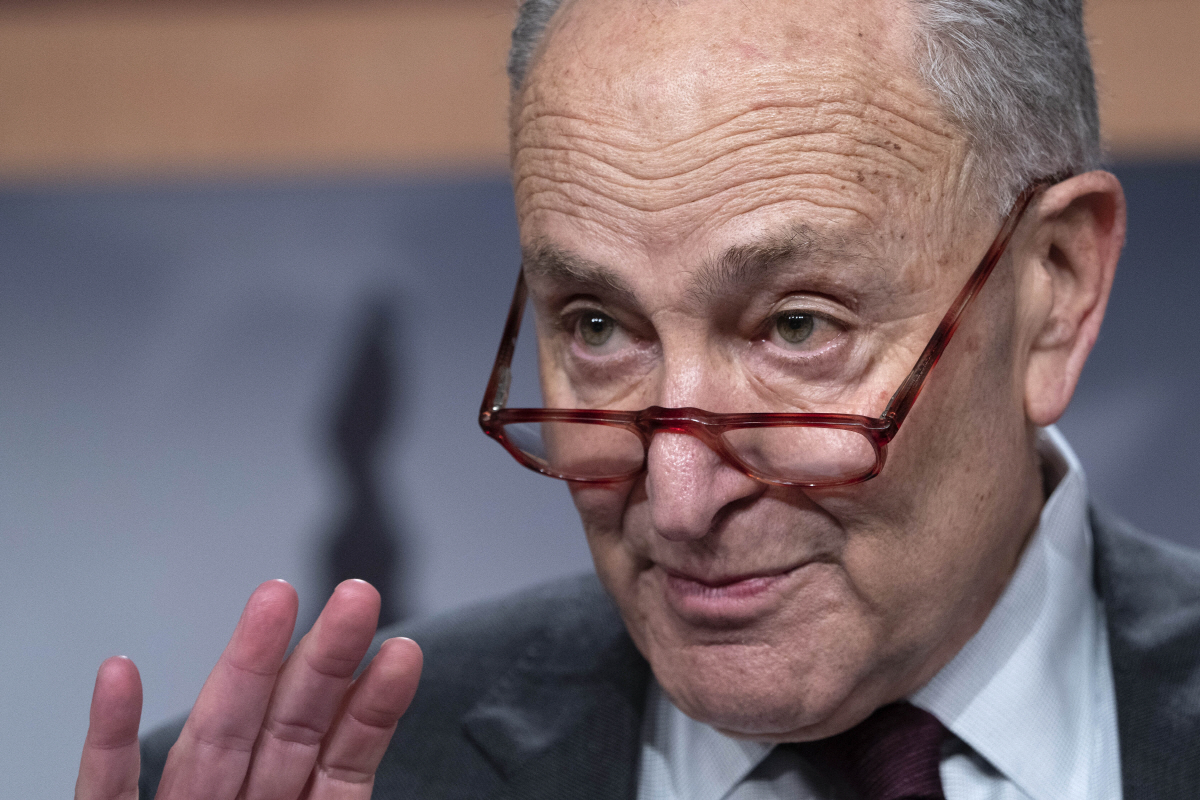 ▲척 슈머 미국 상원 민주당 원내대표가 22일(현지시간) 기자회견을 하고 있다. 워싱턴D.C./AP연합뉴스
