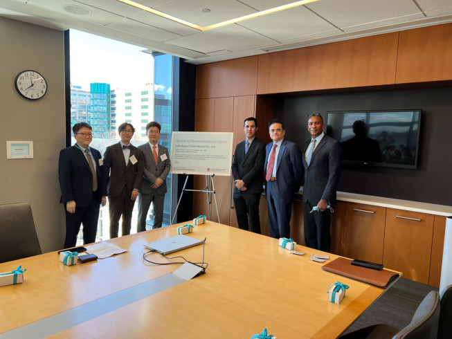 ▲송재준 뉴라이브 대표(왼쪽에서 세 번째)를 비롯한 뉴라이브 관계자와 하버드 의대 스폴딩 재활 병원 관계자가 개소식 뒤 기념촬영을 하고 있다. (사진제공=고려대구로병원)