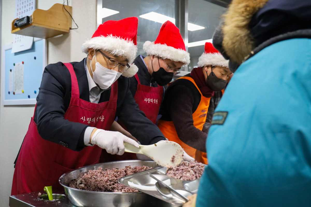 ▲김진욱 고위공직자범죄수사처 처장과 여운국 차장 등이 23일 서울 서초구 까리따스 사랑의 식당에서 급식 봉사활동을 실시하고 있다. (고위공직자범죄수사처 제공)