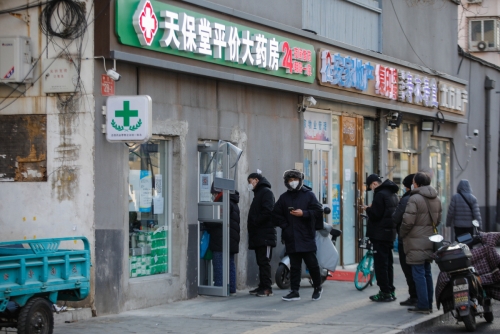 ▲중국 베이징에 위치한 약국에 21일 사람들이 약을 사기 위해 줄 서 있다. 베이징/EPA연합뉴스
