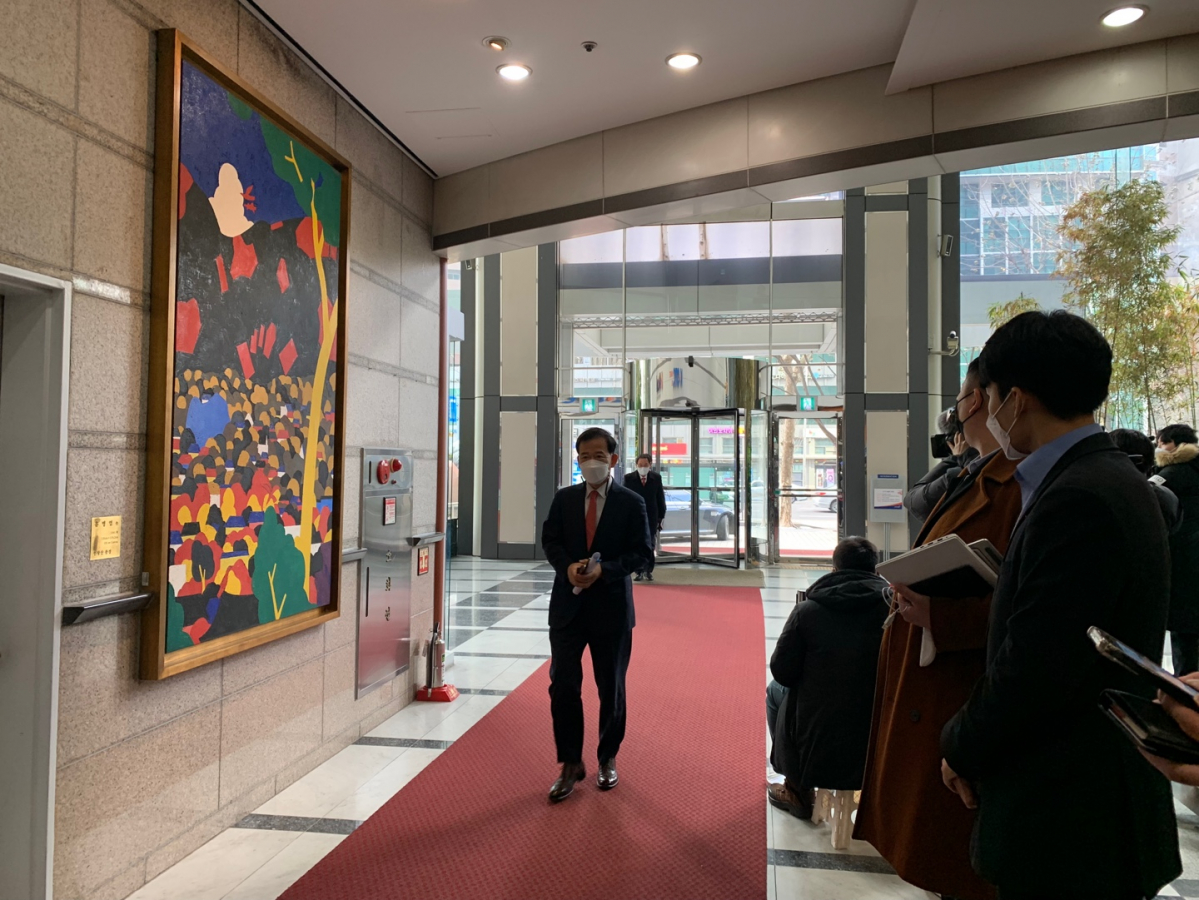 ▲23일 서유석 전 미래에셋운용 대표가 제일 먼저 금융투자협회 건물로 들어서고 있따.  (출처=정회인 기자)