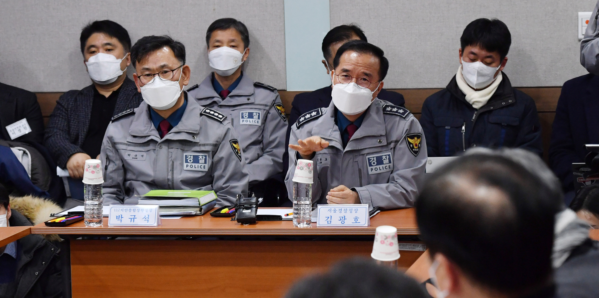 ▲이태원 참사 국정조사특별위원회 우상호 위원장과 특조위원들이 21일 오후 서울 종로구 서울경찰청 회의실에서 현장조사를 하는 가운데 김광호 서울경찰청장이 질의에 답변하고 있다. [국회사진취재단]    