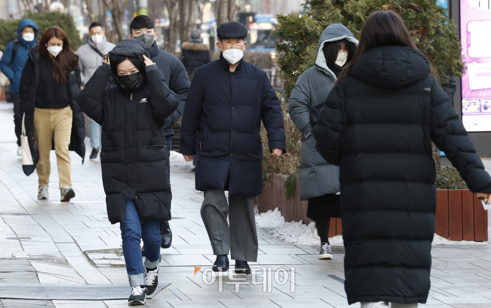 ▲서울 강남대로 인근에서 두터운 옷을 입은 시민들이 발걸음을 재촉하고 있다. 조현호 기자 hyunho@ (이투데이DB)