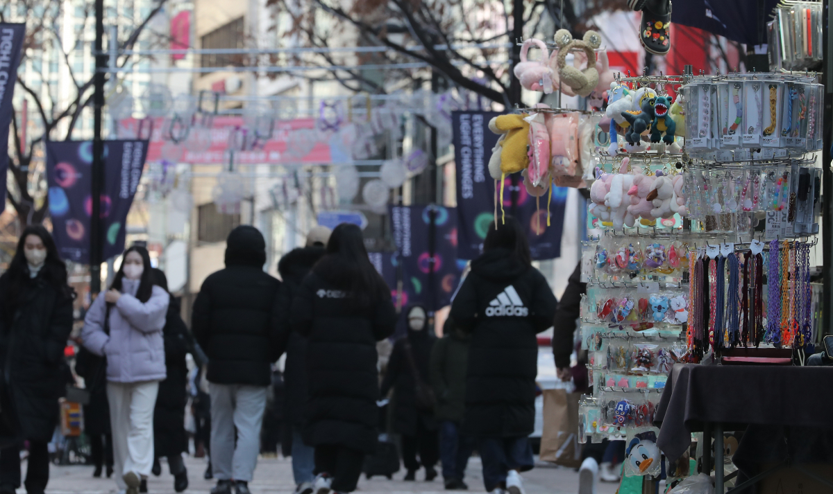 ▲22일 오후 서울 중구 명동거리가 인파로 북적이고 있다. 연말 인파 밀집에 대비해 서울 중구 명동거리에서 영업중인 362개 실명 노점상이 크리스마스 이브인 24일 전체 휴업하고, 31일은 감축 영업한다. (뉴시스)