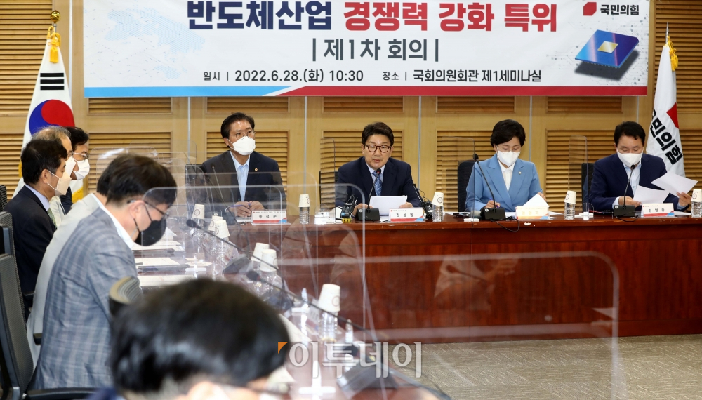 ▲권성동 국민의힘 원내대표가 28일 오전 서울 여의도 국회 의원회관에서 열린 반도체산업 경쟁력 강화 특별위원회 제1차회의에서 인사말을 하고 있다. 신태현 기자 holjjak@ (이투데이DB)