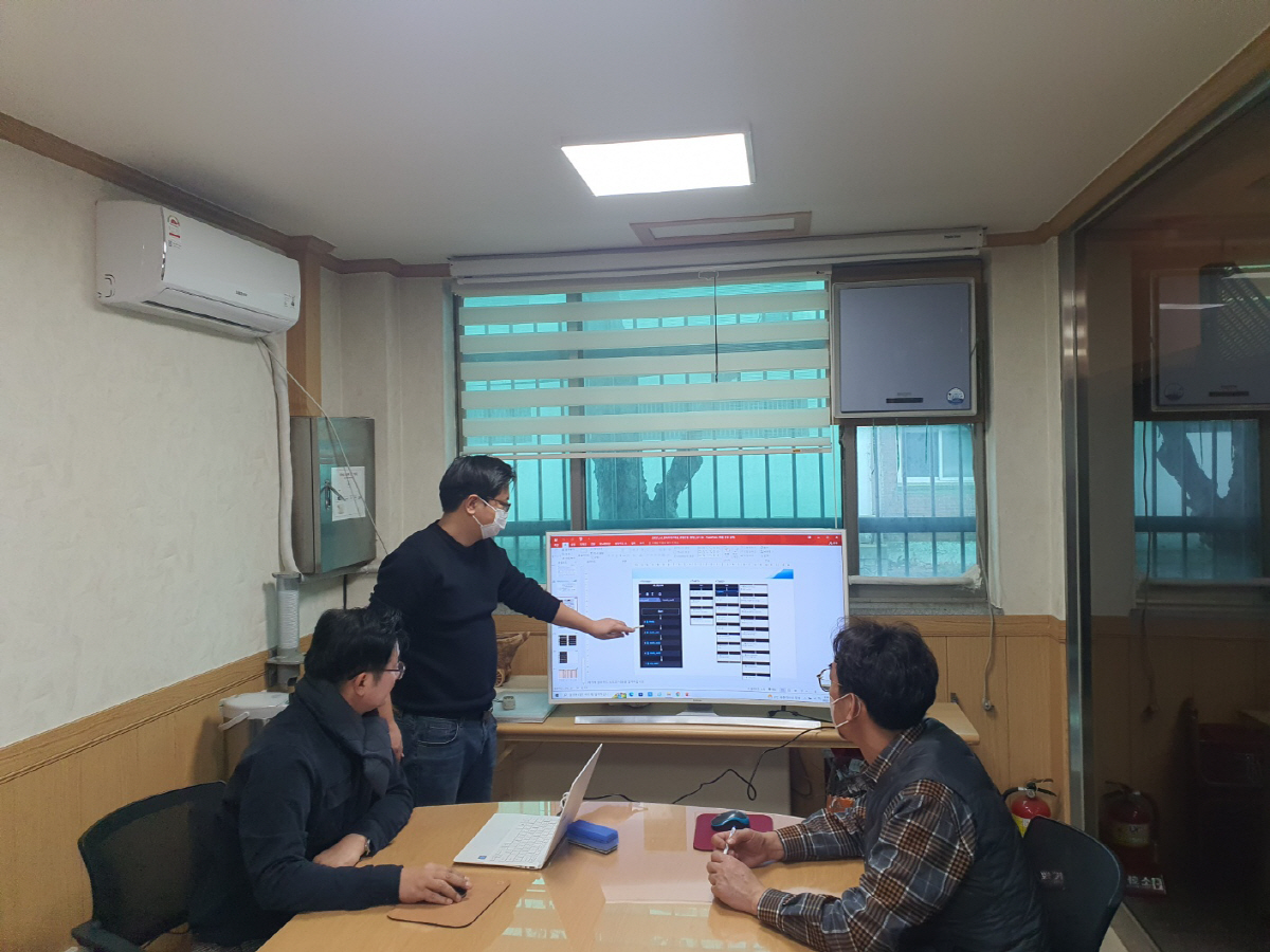 ▲포스코 동반성장지원단과 류림산업이 RPA 도입 관련 회의를 하고 있다.(사진제공=포스코)
