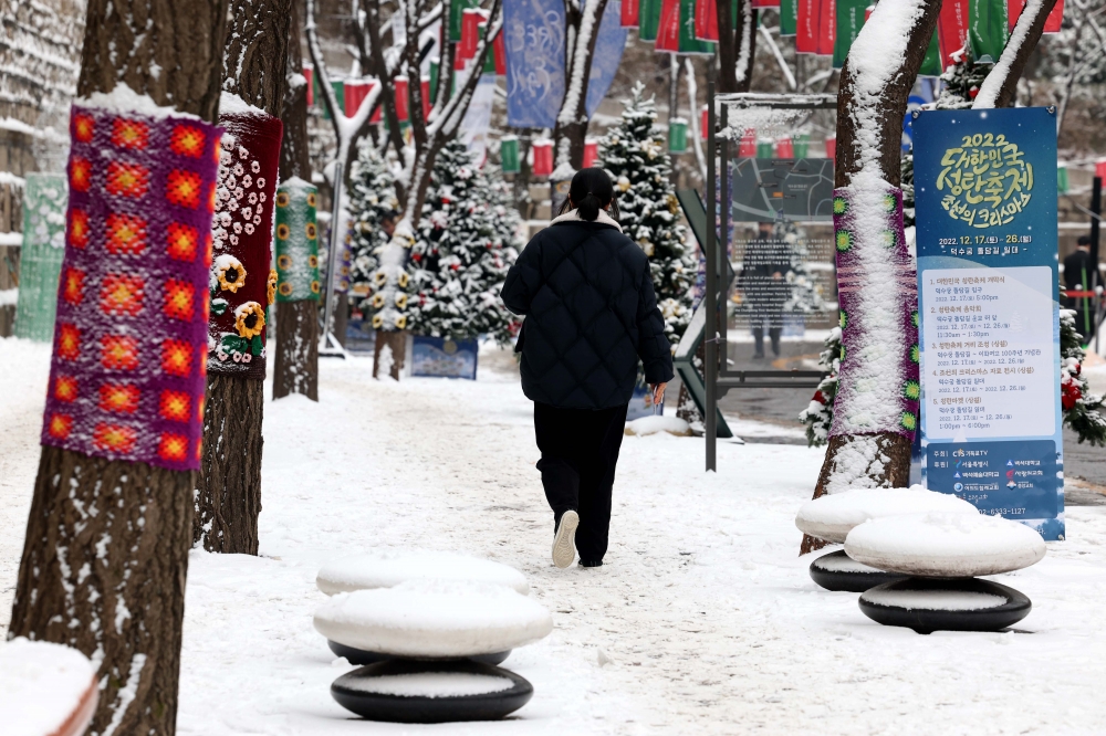 ▲서울을 비롯한 전국 곳곳에 많은 눈이 내린 21일 서울 중구 덕수궁 돌담길에 쌓인 눈 사이로 시민들이 발걸음을 옮기고 있다. (신태현 기자 holjjak@)