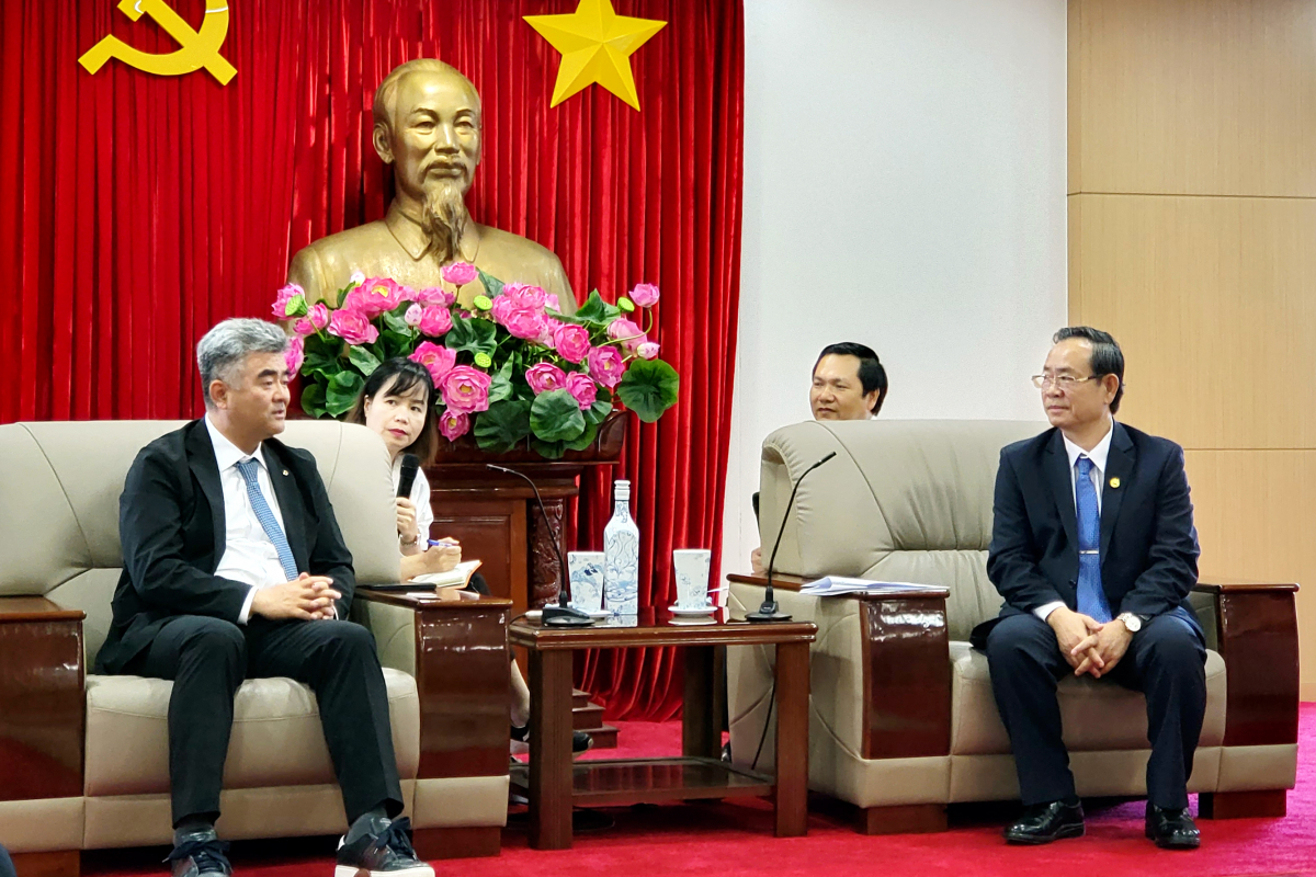 ▲정원주 부회장이 베트남 빈즈엉성에서 응우옌 반 자잉(nguyen van danh) 부성장을 접견하고 있다 (자료제공=대우건설)