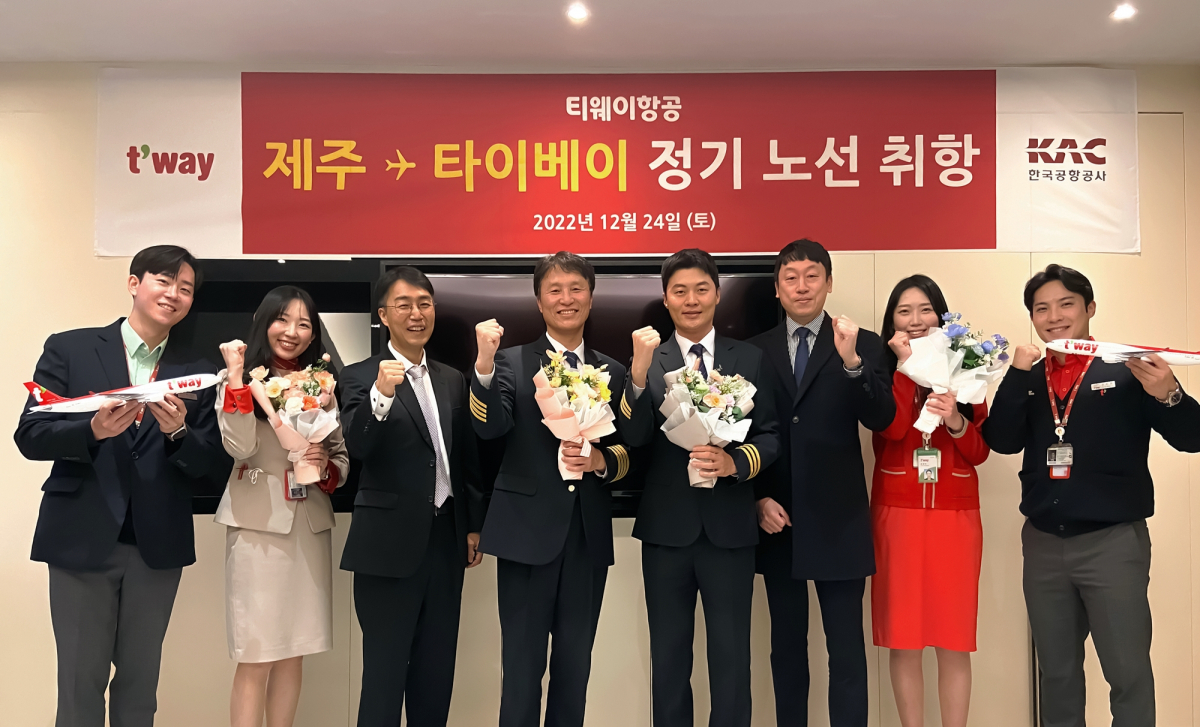 ▲티웨이항공 임직원들이 제주발 타이베이 노선 신규 취항을 기념해 기념 촬영을 하고 있다. (사진제공=티웨이항공)