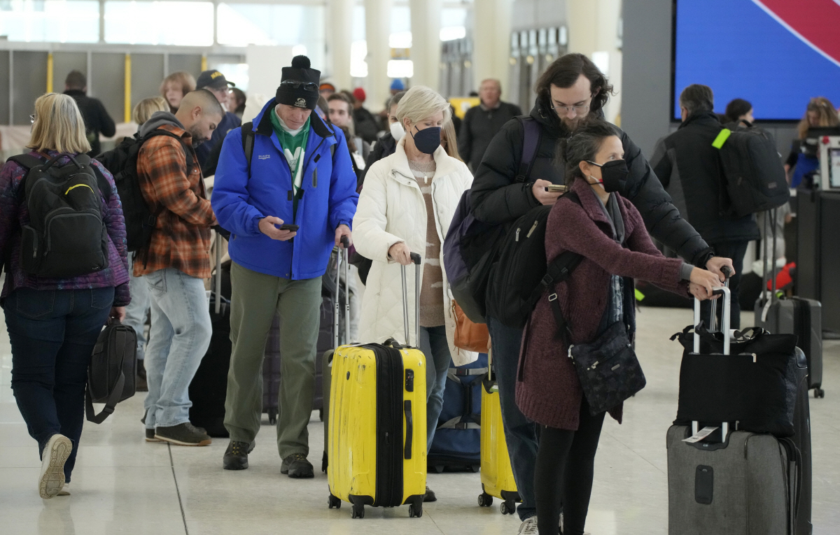 ▲미국 덴버국제공항에 23일 여행객들이 수속절차를 밟고 있다. 덴버(미국)/AP뉴시스