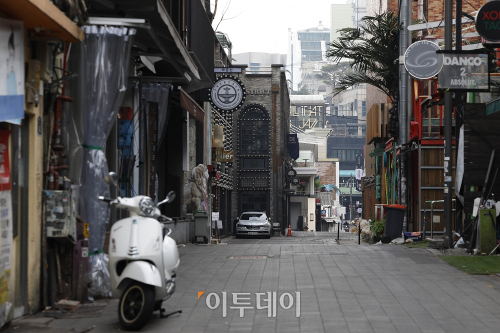 ▲26일 서울 용산구 이태원 거리가 연말 대목에도 불구하고 한산한 모습을 보이고 있다. 조현호 기자 hyunho@