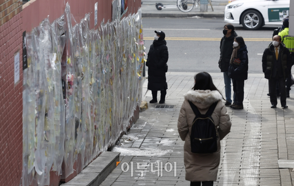 ▲26일 서울 용산구 이태원 참사 현장에서 시민들이 추모 메시지를 살펴보고 있다. 조현호 기자 hyunho@