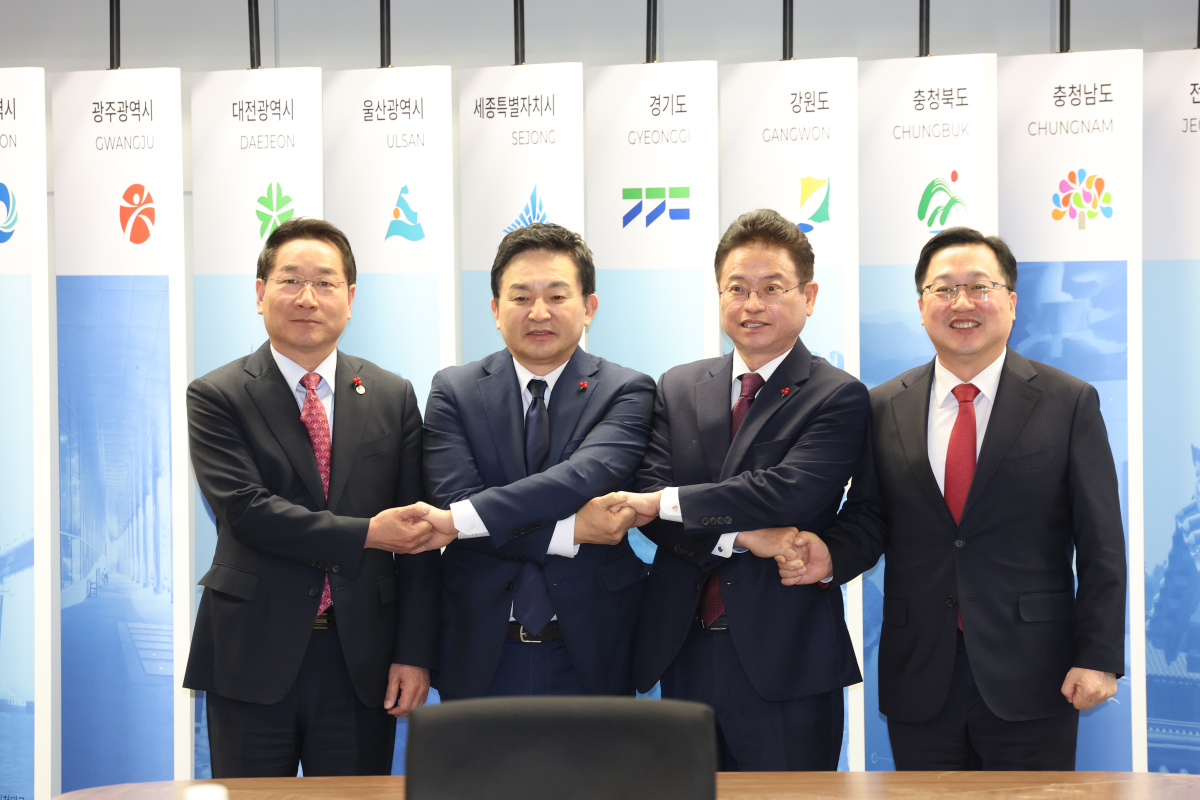 ▲원희룡 국토교통부 장관이 26일 서울 광화문 시도지사협의회 사무실에서 열린 '국토부-시도지사 협의회 회장단 간담회'에서 도지사협의회장인 이철우 경북도지사 등 회장단과 기념 촬영하고 있다 (사진=연합뉴스)