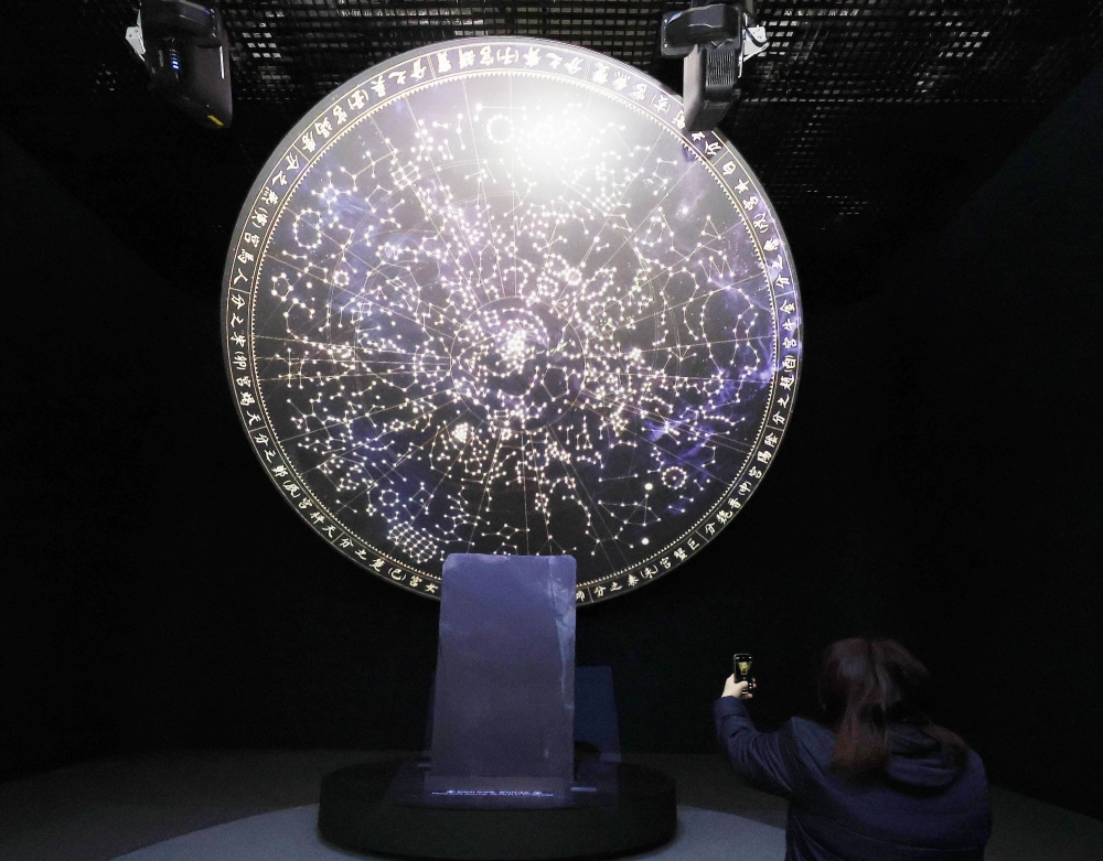 ▲26일 서울 종로구 국립고궁박물관 '과학문화' 상설전시실에서 관람객들이 국보인 '천상열차분야지도 각석'을 관람하고 있다. 박물관은 27일부터 새로 단장한 '과학문화' 상설전시실에 세계에서 두 번째로 오래된 석각 천문도 '천상열차분야지도 각석' 등 국보 3건, 보물 6건을 비롯해 조선시대 과학문화유산 총 45건을 전시한다. 조현호 기자 hyunho@ (이투데이DB)