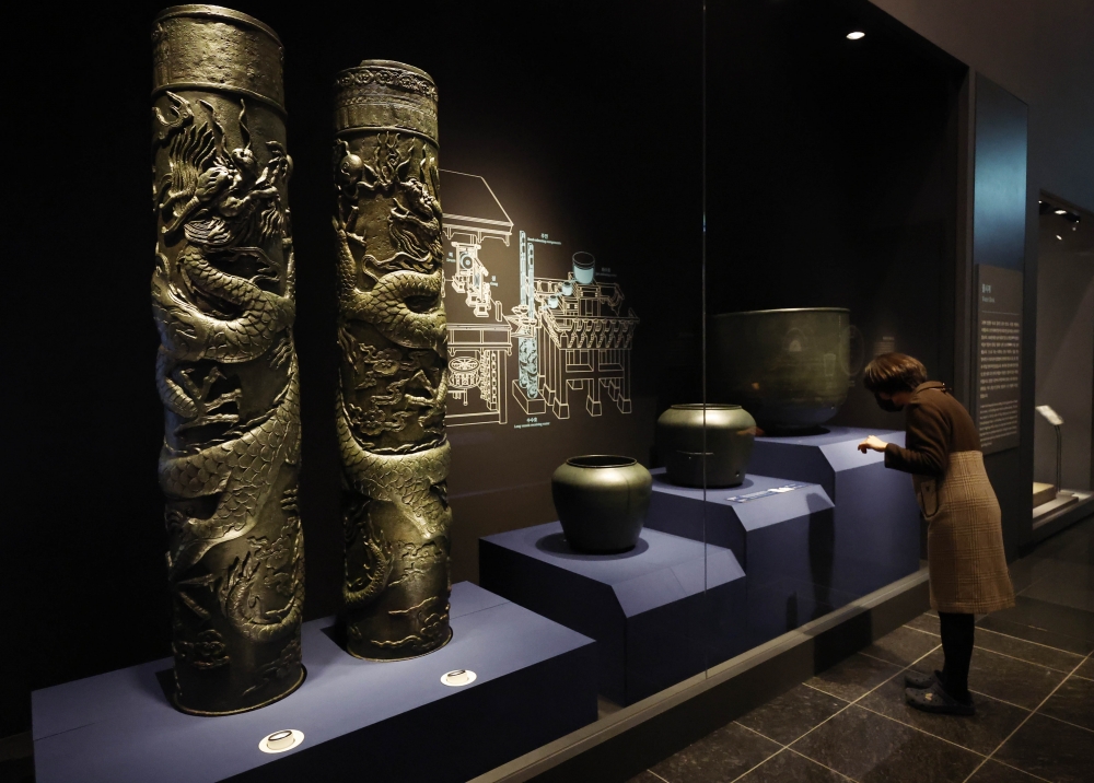 ▲26일 서울 종로구 국립고궁박물관 '과학문화' 상설전시실에서 관람객이 국보인 '창경궁 자격루 누기'를 관람하고 있다. 박물관은 27일부터 새로 단장한 '과학문화' 상설전시실에 세계에서 두 번째로 오래된 석각 천문도 '천상열차분야지도 각석' 등 국보 3건, 보물 6건을 비롯해 조선시대 과학문화유산 총 45건을 전시한다. 조현호 기자 hyunho@ (이투데이DB)