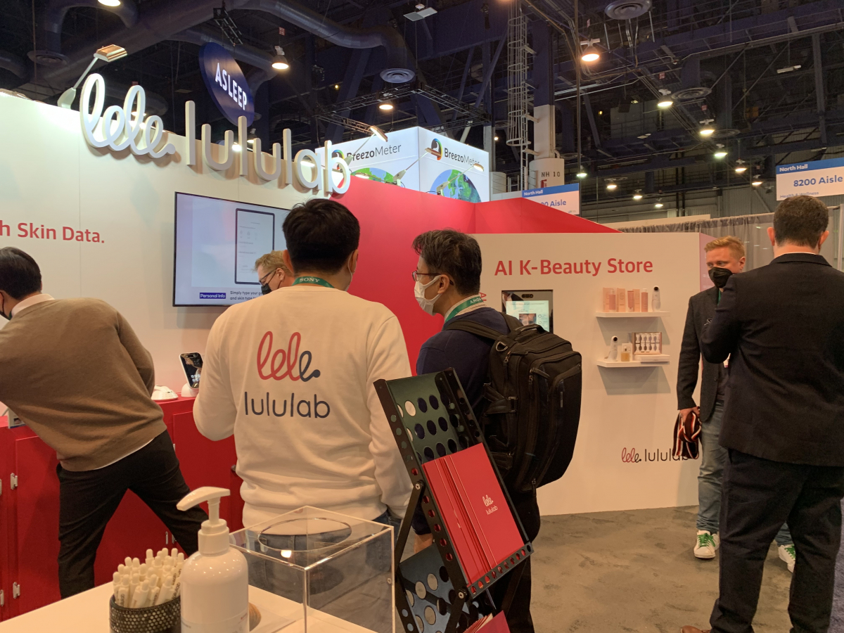 ▲CES 2022에서 룰루랩 관계자가 부스 방문객에게 제품을 설명하고 있다. 룰루랩은 2019년부터 4년 연속 'CES 혁신상'을 수상했다.  (사진제공=룰루랩)