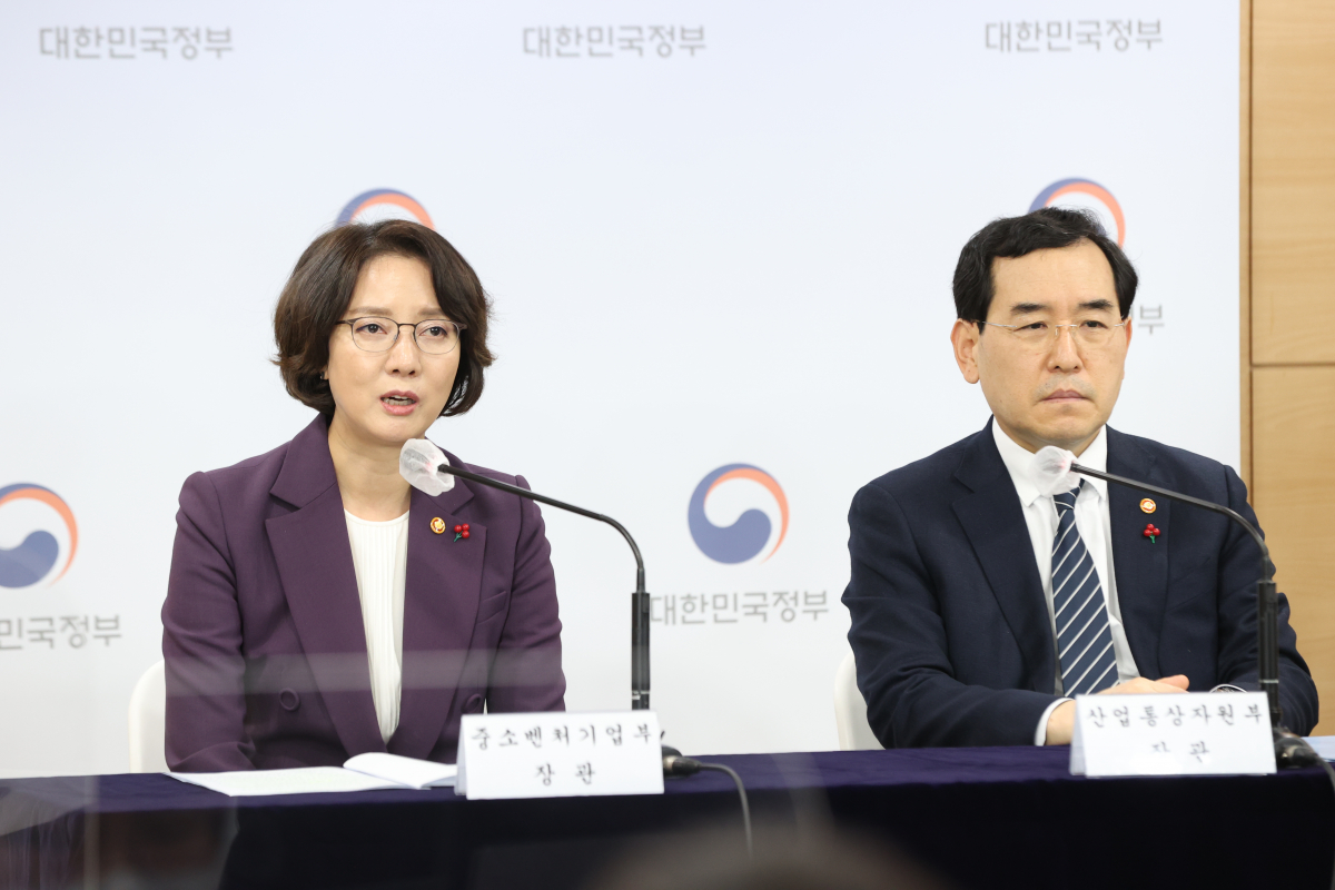 ▲이영 중소벤처기업부 장관이 이창양 산업통상자원부 장관과 27일 서울 광화문 정부서울청사 본관 브리핑실에서 연두업무보고를 마치고 사후 브리핑을 진행하고 있다. (사진제공=중소벤처기업부)