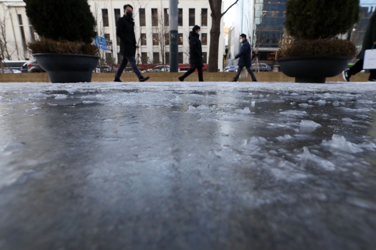 ▲ 22일 오전 서울 종로구 세종대로사거리 인근 도로가 얼어 빙판길이 되어 있다. (뉴시스)