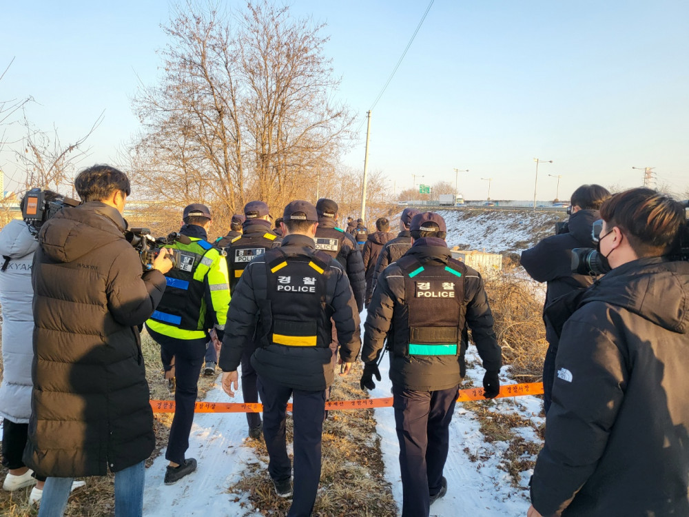 ▲27일 오후 경기 파주시의 한 강가에서 경찰이 살해당한 50대 여성의 시신을 찾기 위해 수색 중이다.  (연합뉴스)