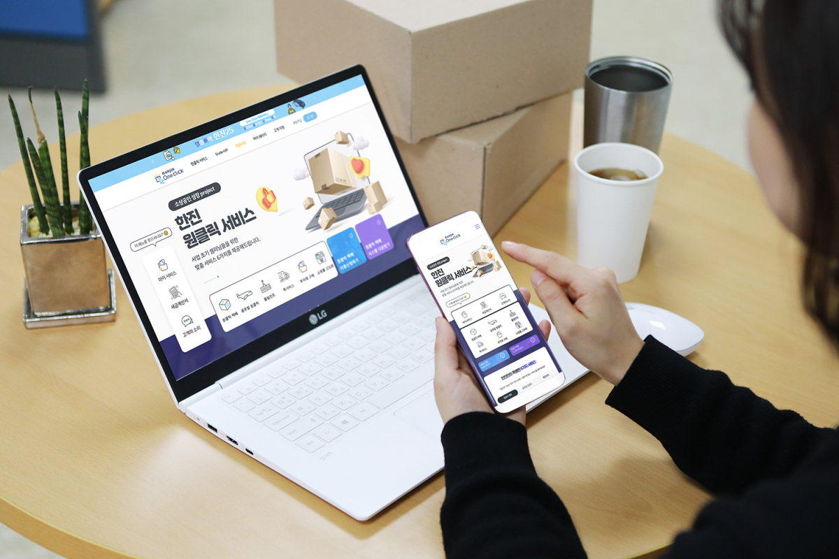 ▲고객이 3주년을 맞이한 한진의 ‘원클릭 택배서비스’를 이용하고 있다. (사진제공=한진)