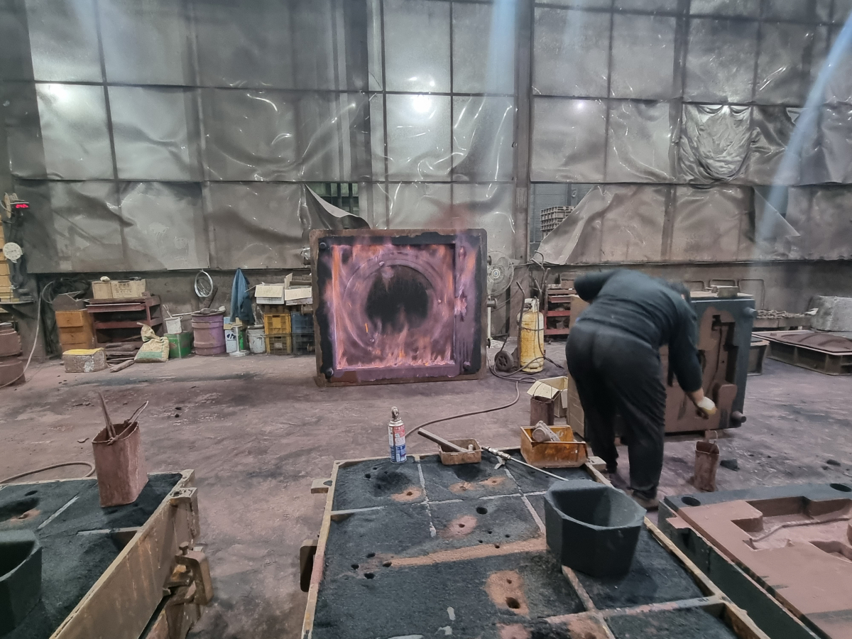 ▲경기 김포에 위치한 한 주물공장에서 생산된 배관 틀이 구워지고 있다.  (심민규 기자 wildboar@)