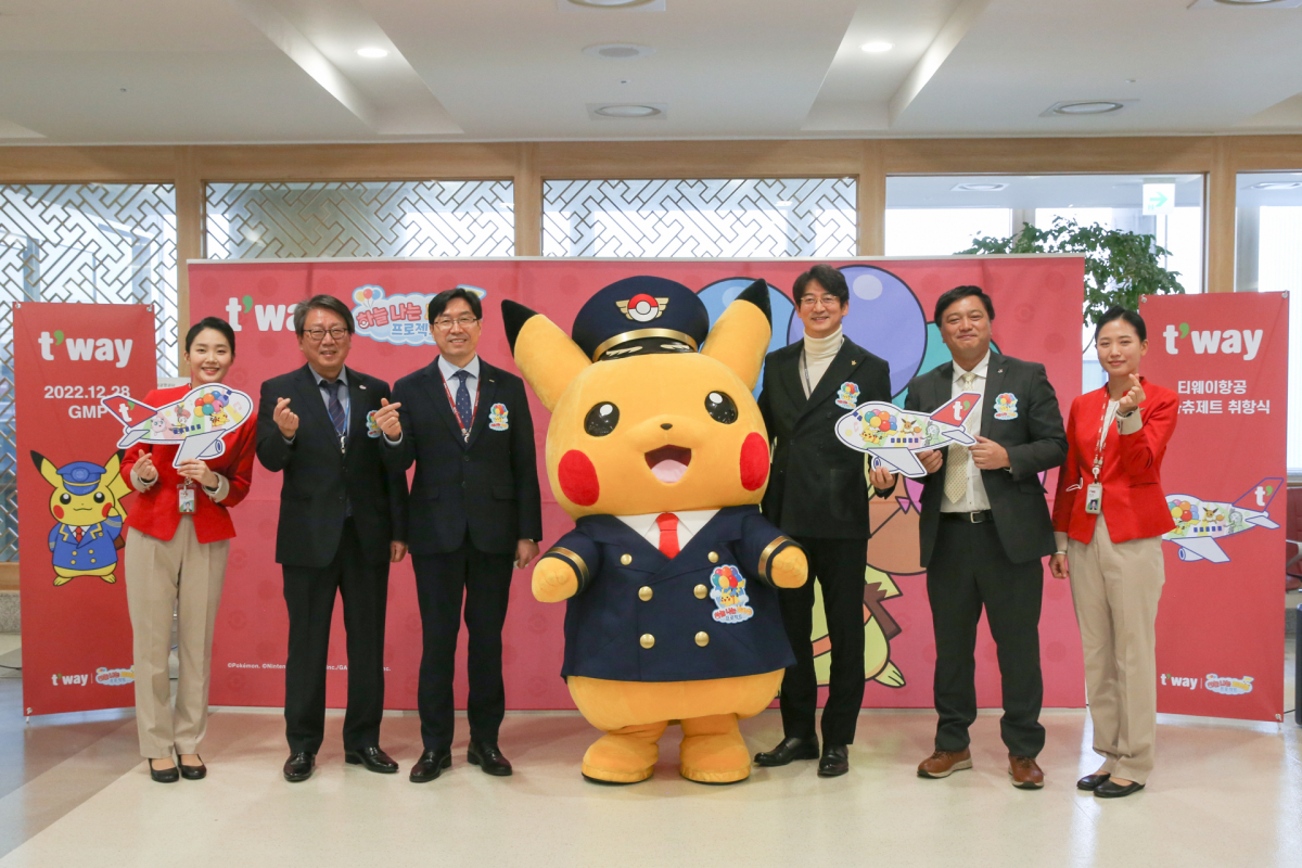 ▲티웨이항공은 지난 28일 오전 김포국제공항에서 피카츄제트TW의 취항 행사를 실시했다. (왼쪽 두번째부터)정홍근 티웨이항공 대표, 김두환 한국공항공사 서울지역본부장, 임재범 포켓몬코리아 대표, 후쿠나가 스스무 포켓몬 컴퍼니 총괄 임원이 기념촬영을 하고 있다.  (사진제공=티웨이항공)