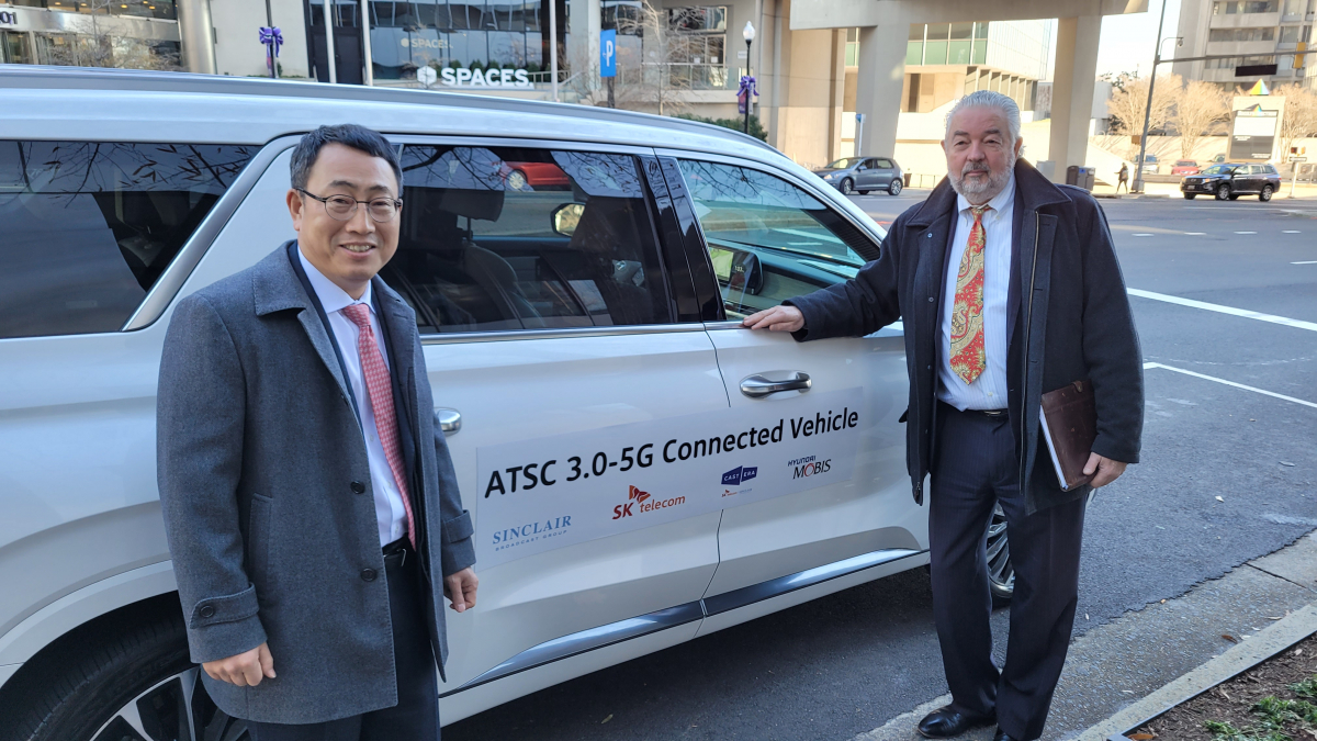 ▲유영상 SKT CEO(왼쪽부터)와 데이비드 스미스 싱클레어 회장이 28일(현지시간) 미국 워싱턴 D.C. 인근 알링턴 지역에서 ATSC 3.0 규격의 실시간 서비스 시연을 지켜보고 있다.  (사진제공=SK텔레콤)