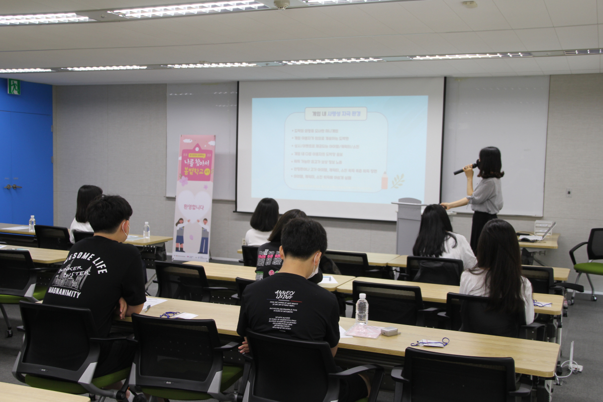 ▲흥국생명이 그룹홈 지원 사회공헌활동 ‘나를 찾아서’를 마무리했다. 사진은 봄볕학교 교육이 진행되는 모습