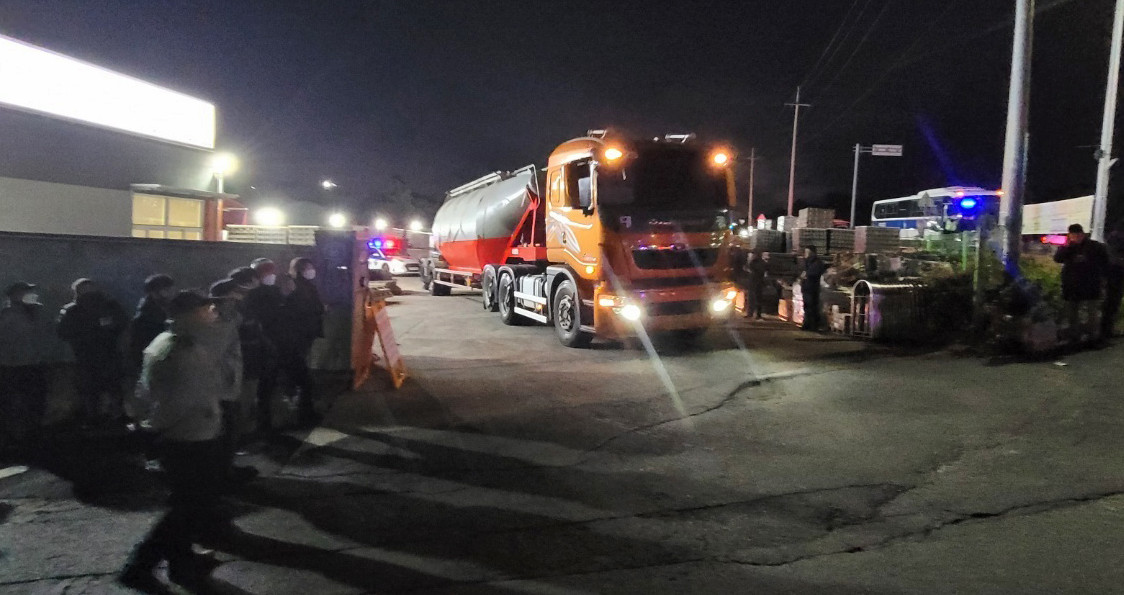 ▲12월 8일 오전 비노조원이 운행하는 시멘트 차량이 경찰 에스코트를 받으며 인근 업체로 이동하고 있다. (연합뉴스)