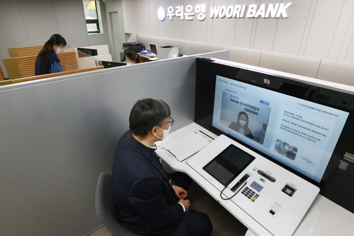▲서울 구로구에 문을 연 우리은행 초소형 무인점포 '디지털 EXPRESS점'을 찾은 고객이 화상 상담을 하고 있다. (연합뉴스)