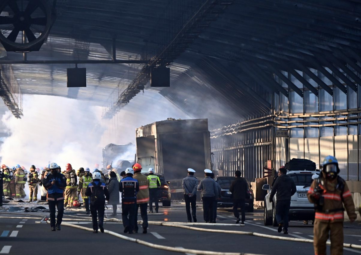 ▲29일 오후 경기 과천시 제2경인고속도로 북의왕IC 인근 방음터널에서 화재가 발생해 소방대원들이 진화 작업을 하고 있다.  (뉴시스)